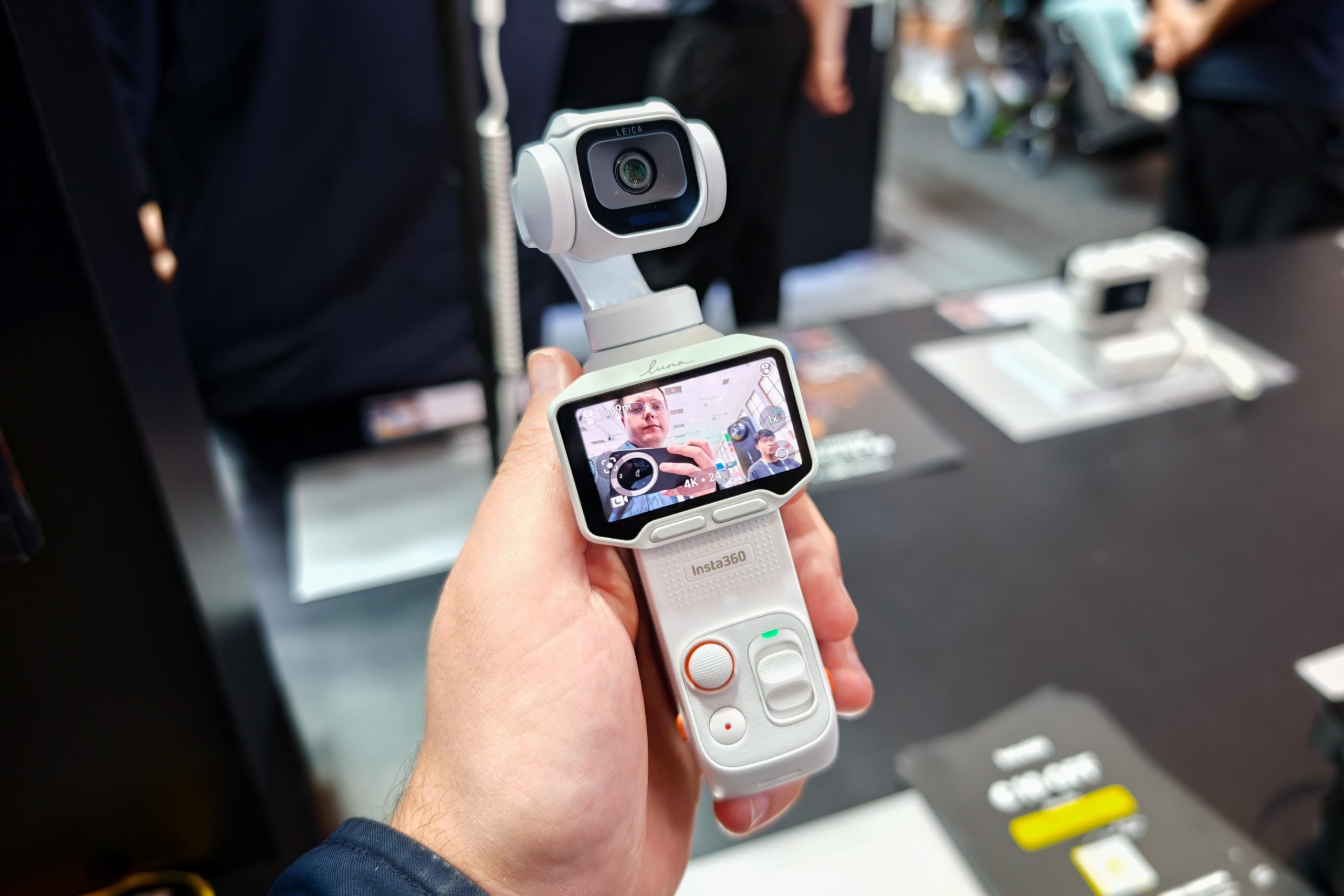 Cụm chống rung gimbal 3 trục và ống kính hợp tác cùng Leica trên Luna Pro