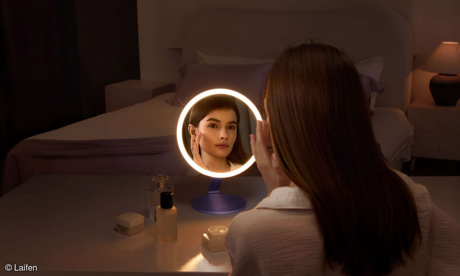 Gương trang điểm thông minh Laifen Glowy tự động phát sáng khi người dùng tới gần