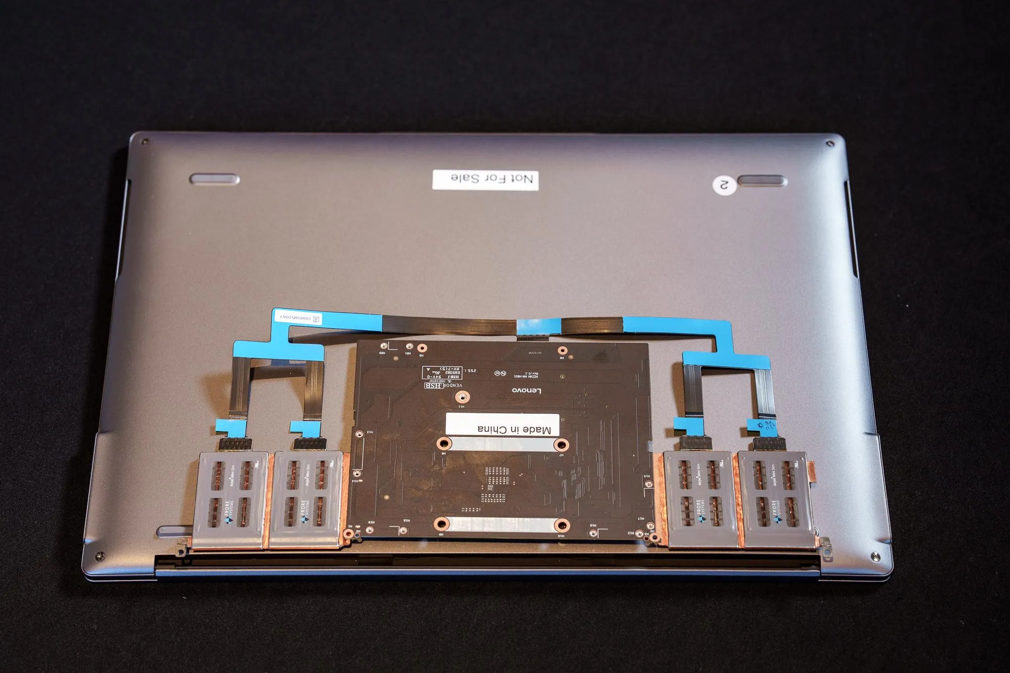 Cụm bốn mô-đun tản nhiệt AirJet gắn trong thân máy Lenovo Project AeroBlade