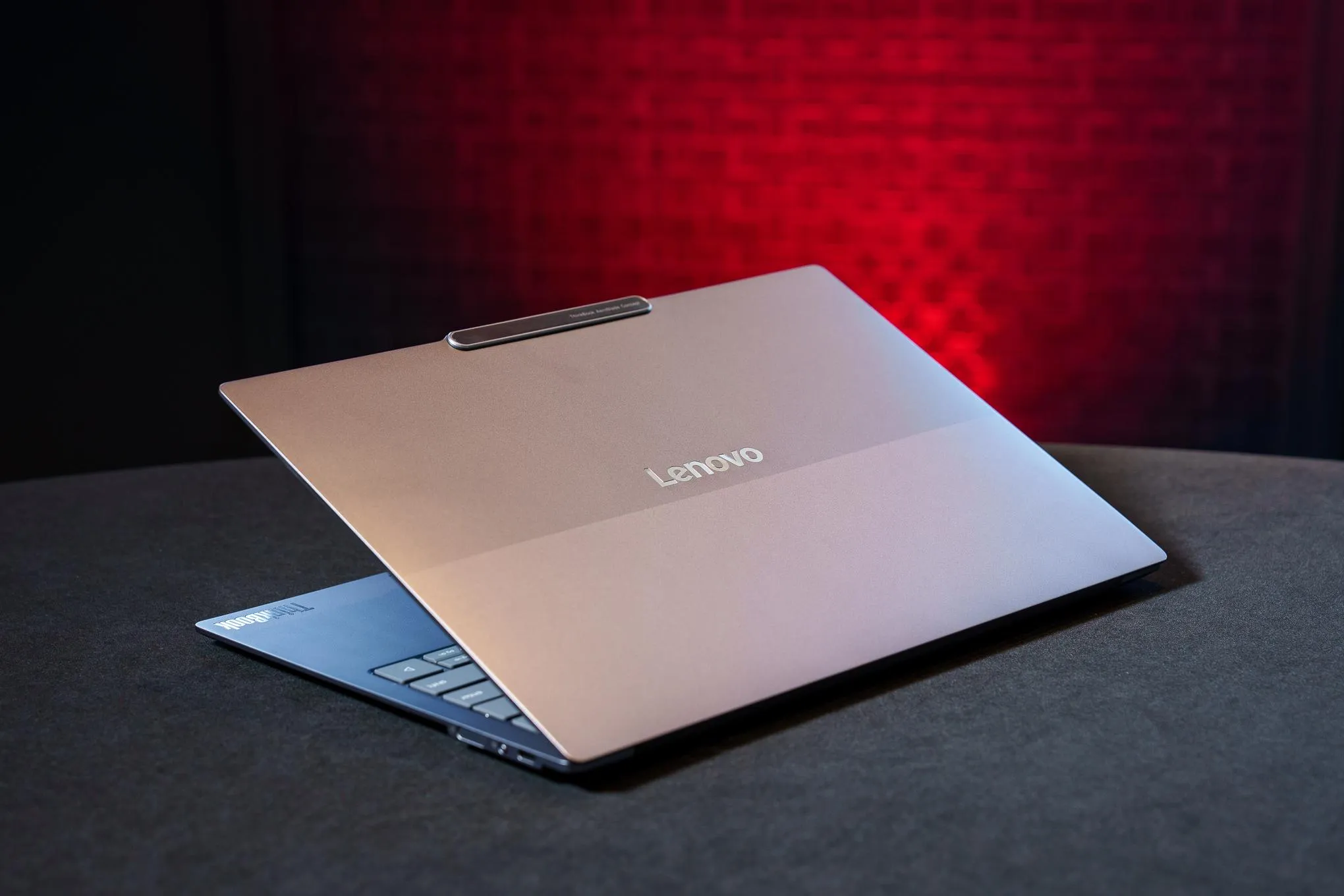 Thiết kế mặt lưng kim loại magie-nhôm mỏng nhẹ của Lenovo Project AeroBlade