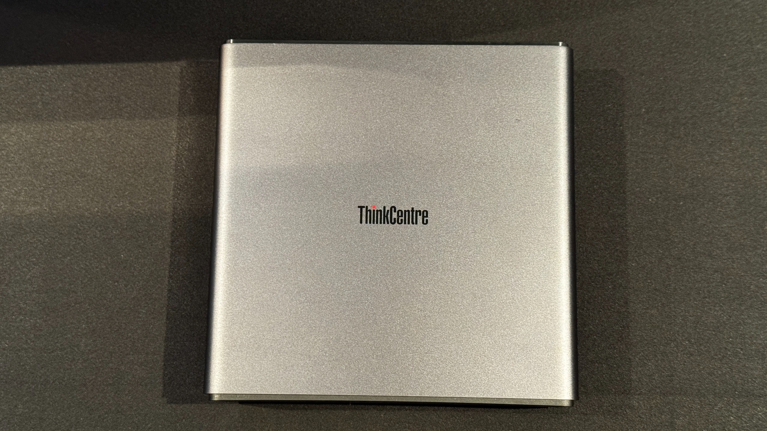 Mặt sau Lenovo ThinkCentre X Ultra với các cổng kết nối