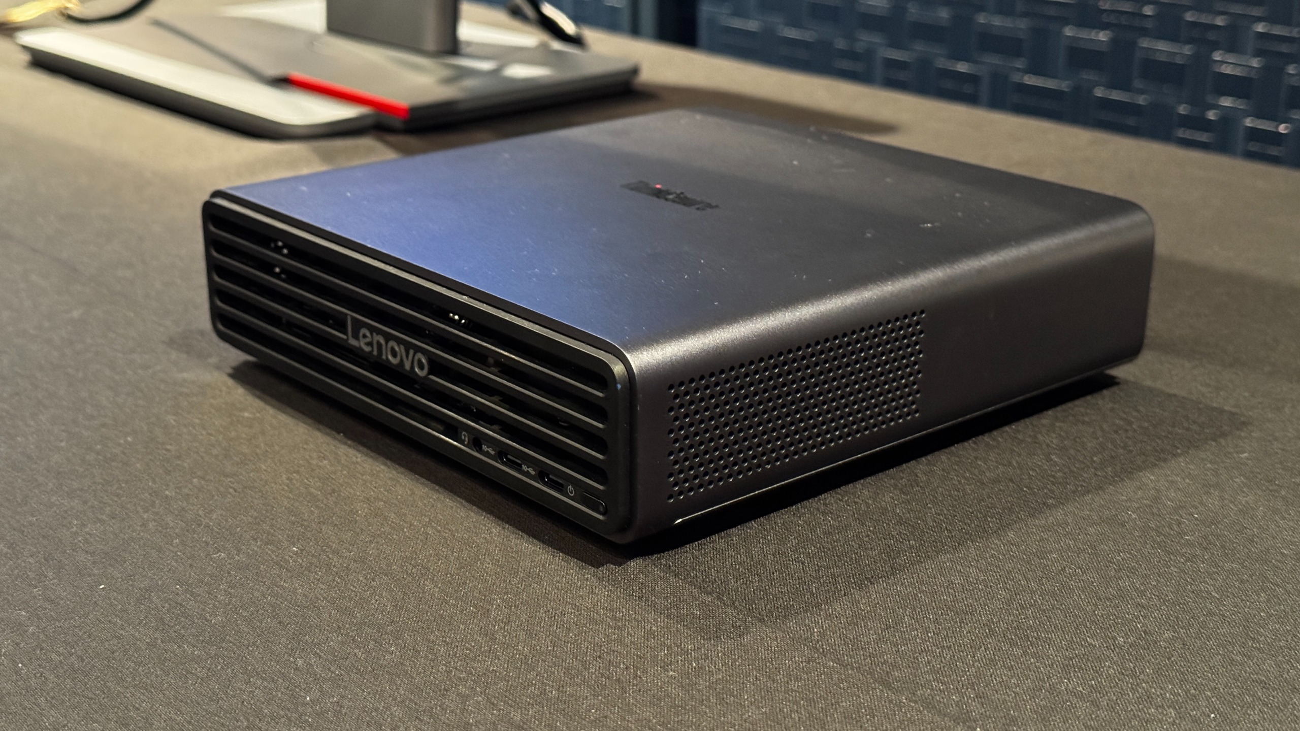 Mặt trước máy tính để bàn mini Lenovo ThinkCentre X Ultra