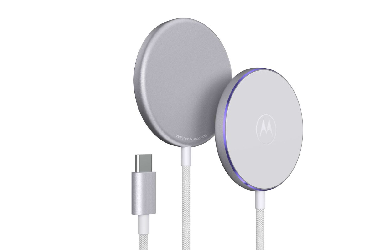 Thiết kế hai mặt trước và sau của đế sạc Moto Snap cùng đầu cắm USB-C