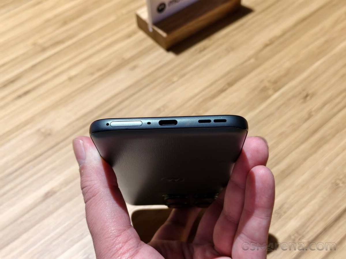 Cạnh bên và cổng kết nối của Motorola Edge 70 Plus