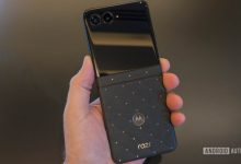 Motorola Razr 70 Swarovski trên tay mở nắp