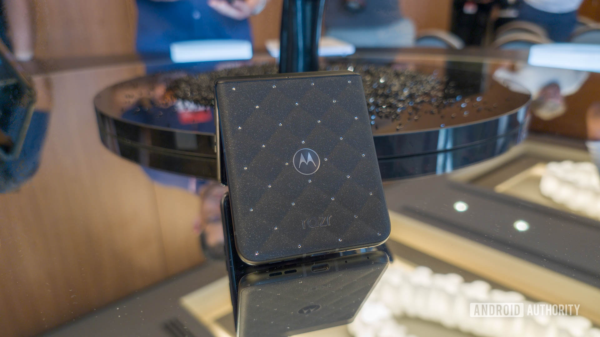 Motorola Razr 70 Swarovski trưng bày tại triển lãm IFA 2026