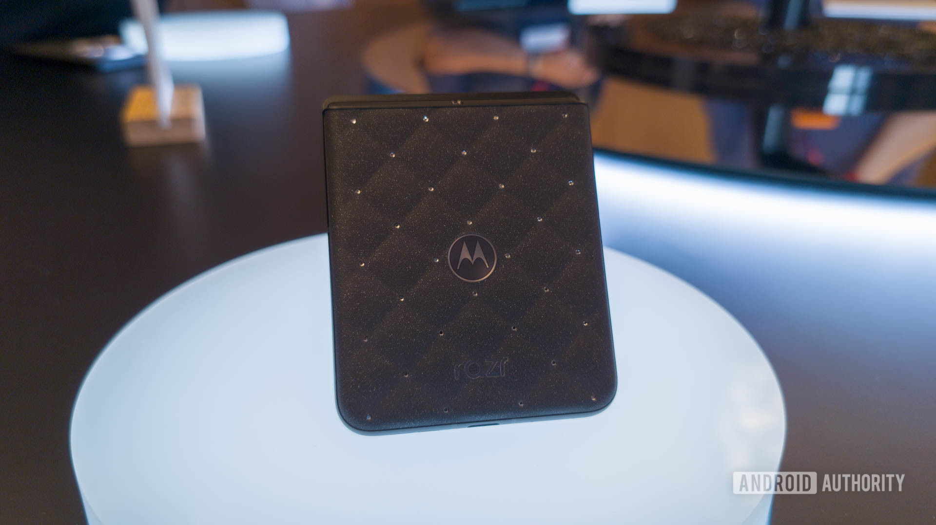 Motorola Razr 70 Swarovski trên bục trưng bày ánh sáng