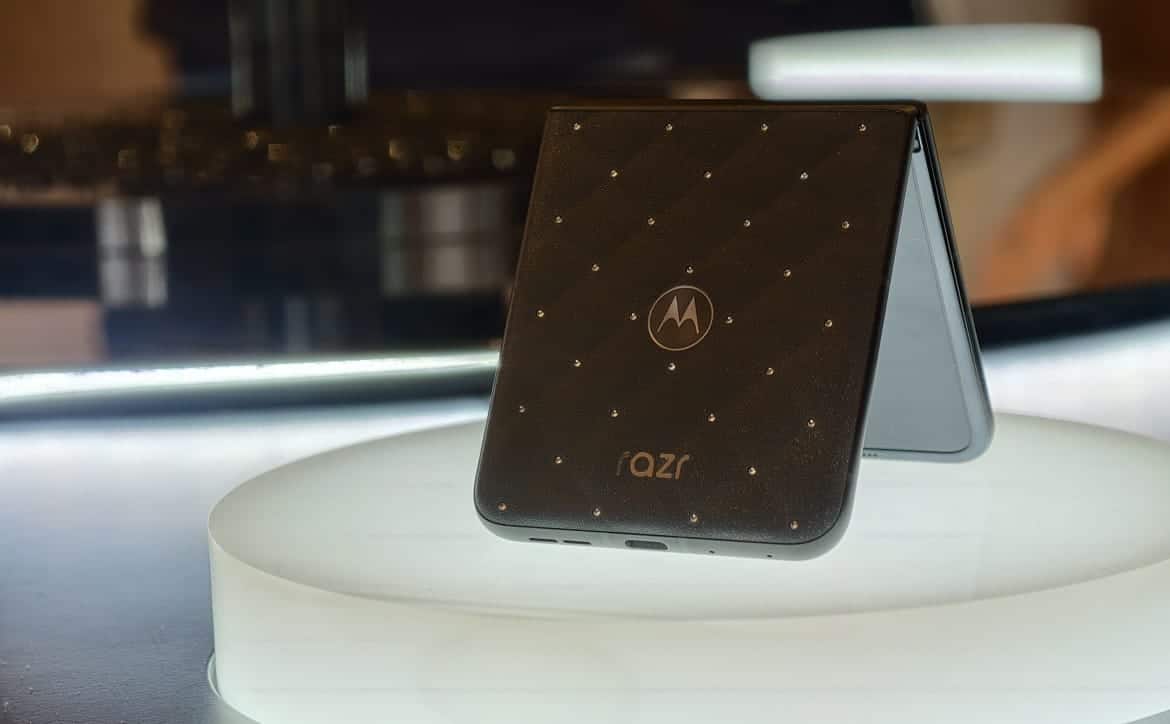 Motorola Razr 70 Swarovski ở trạng thái gập lều