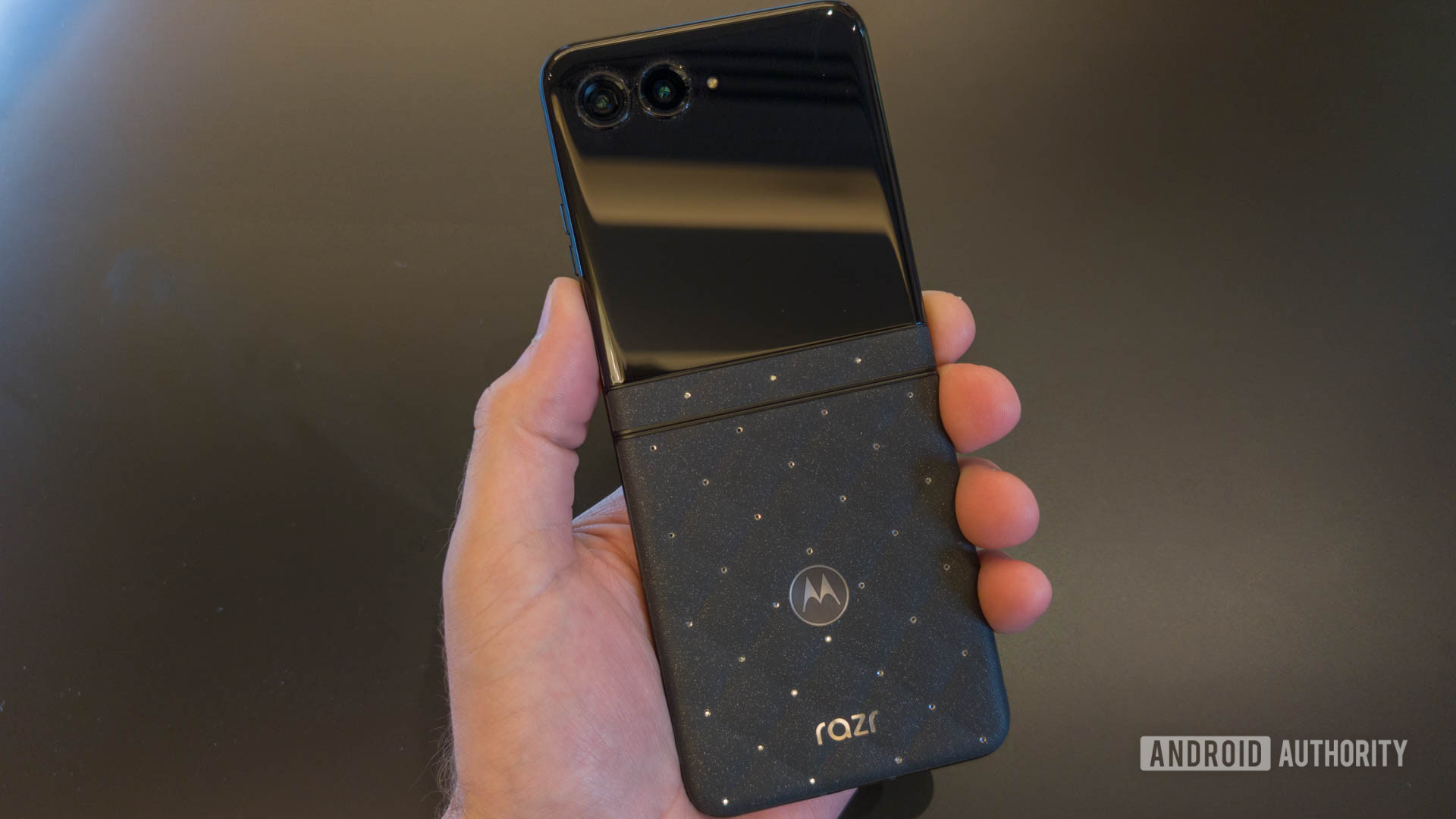 Motorola Razr 70 Swarovski trên tay mở nắp