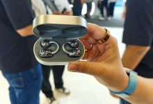 Tai nghe kẹp vành tai Noise Master Buds Open màu bạc đặt trong hộp sạc kim loại
