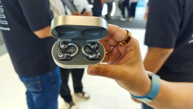 Tai nghe kẹp vành tai Noise Master Buds Open màu bạc đặt trong hộp sạc kim loại