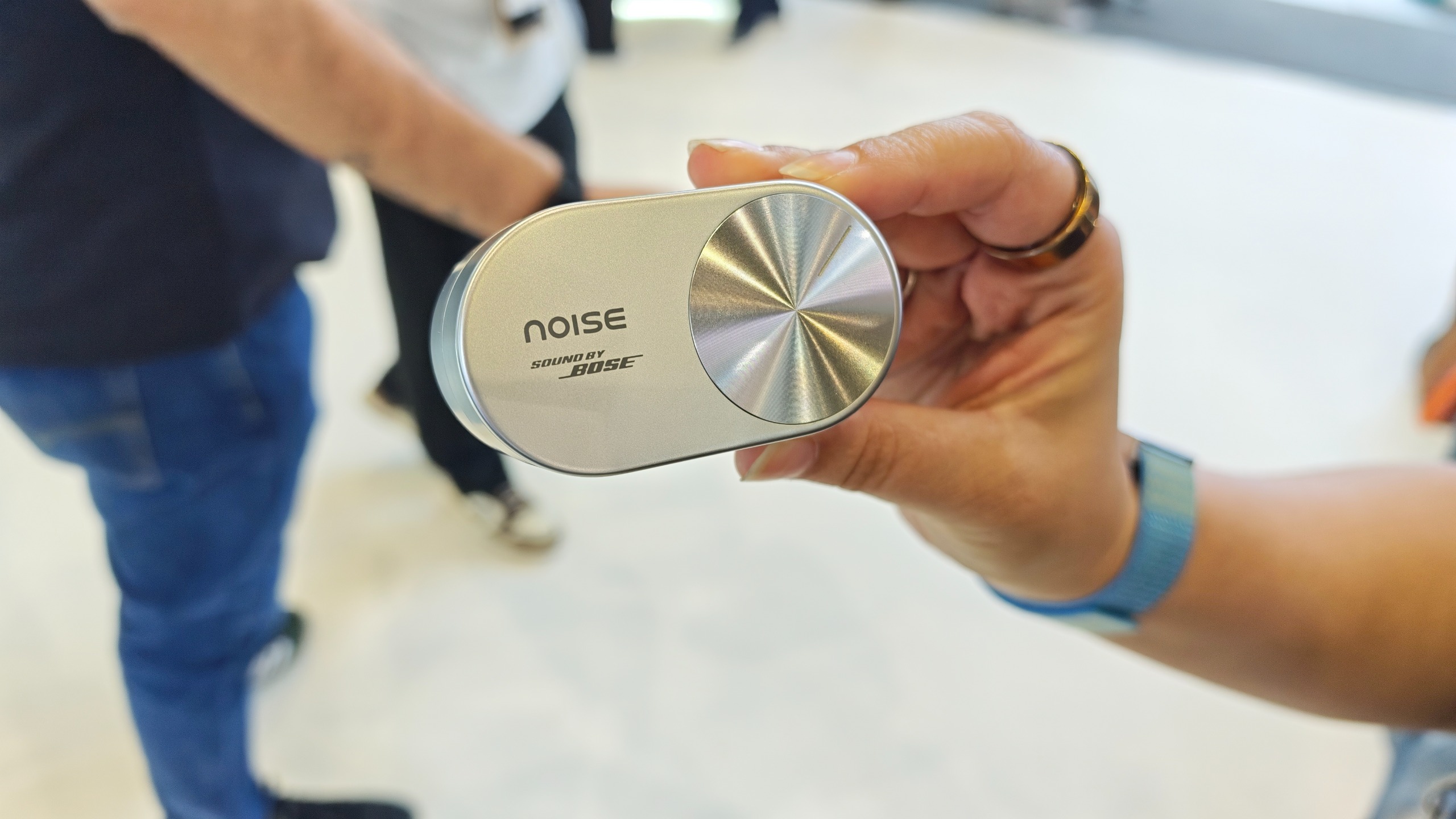 Cận cảnh cặp tai nghe kẹp tai Noise Master Buds Open với thiết kế kim loại bóng