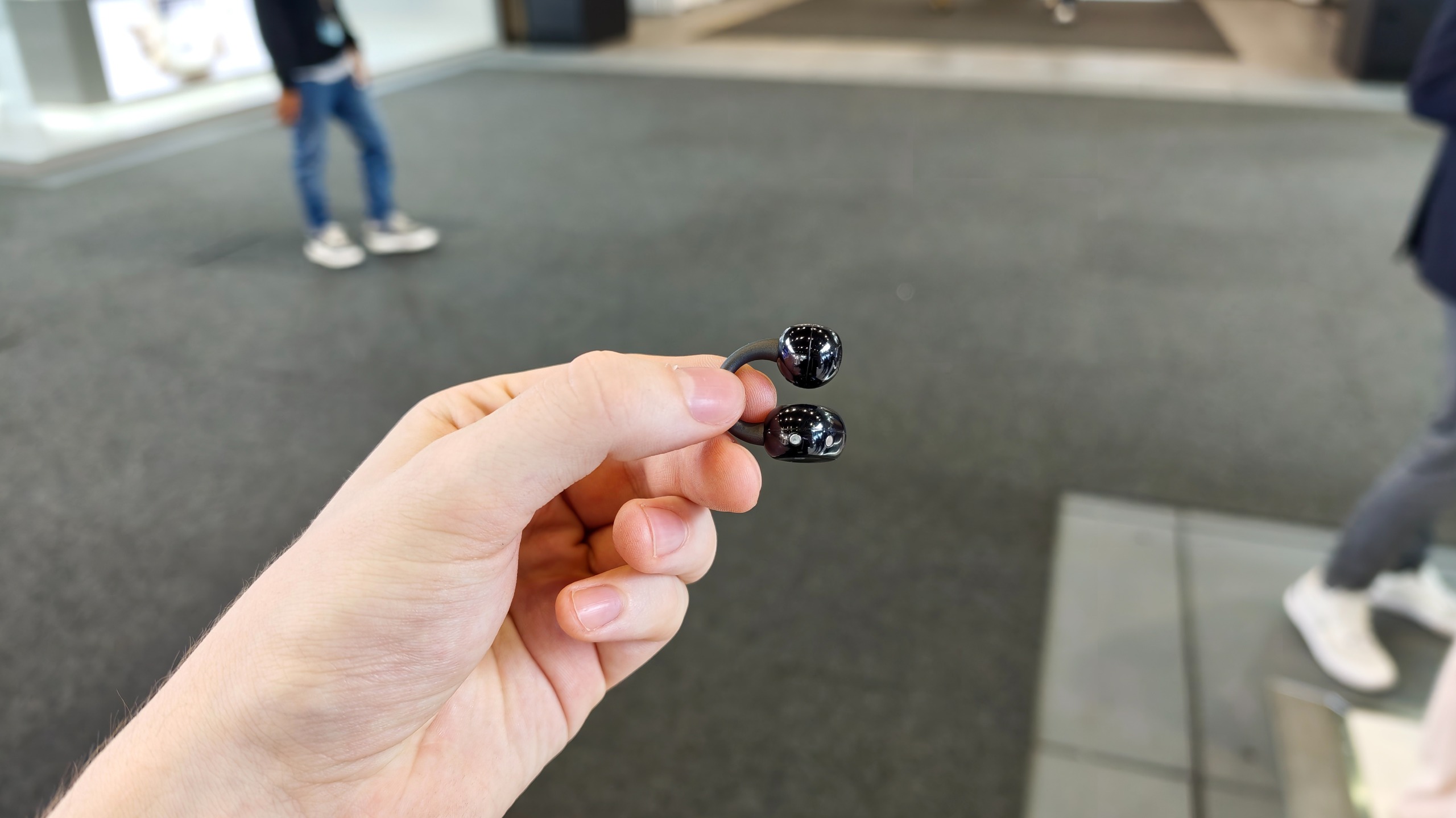 Hộp sạc nhỏ gọn của Noise Master Buds Open với logo Sound by Bose
