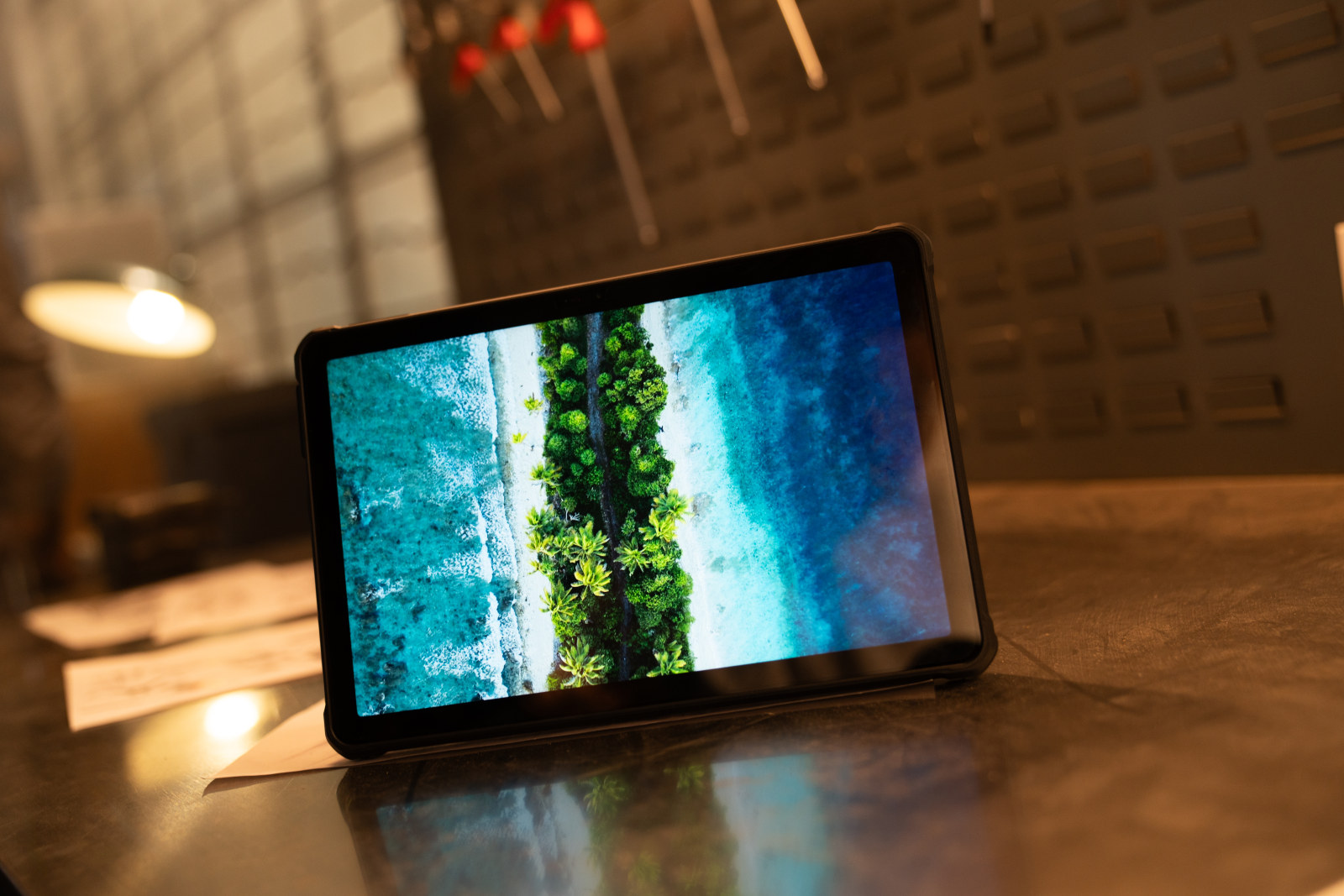 Mặt lưng Oukitel RT10 với cụm camera 64MP và camera nhìn đêm 20MP