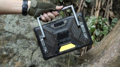 Mặt trước và mặt sau máy tính bảng siêu bền Oukitel RT10 tại triển lãm IFA