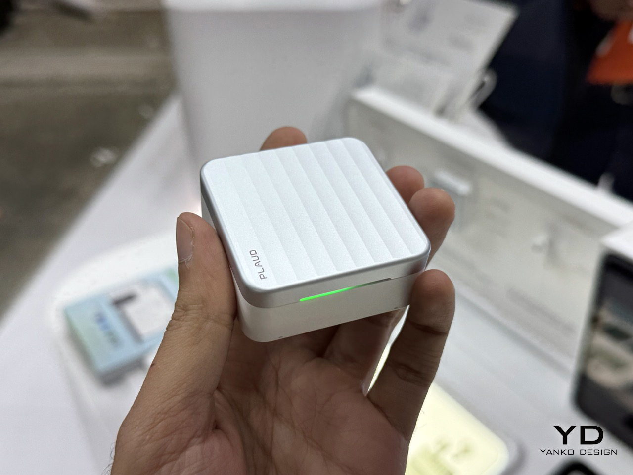 Hộp sạc Plaud One bằng nhôm nguyên khối với các rãnh sọc dọc và dải đèn LED trạng thái