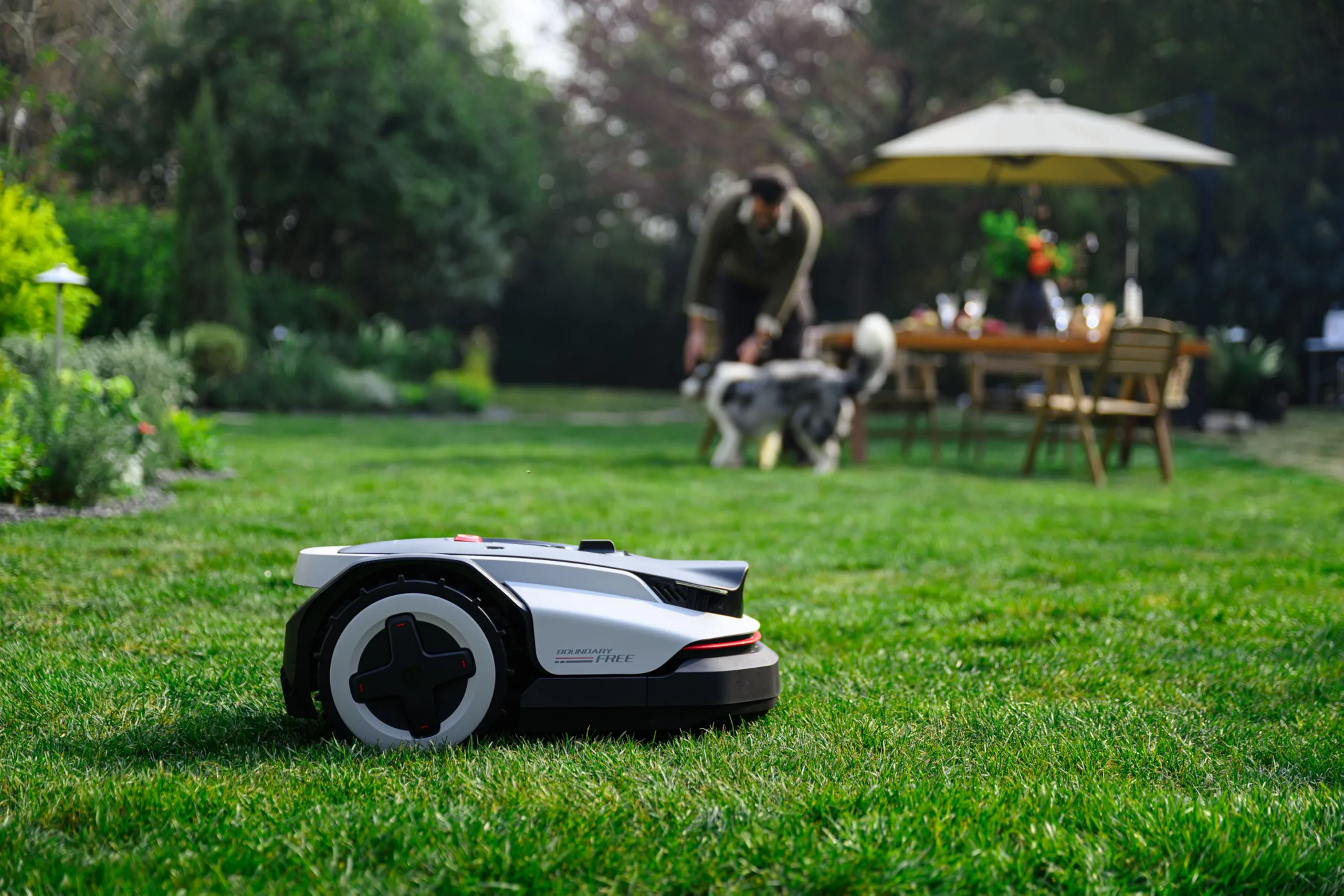 Roborock RockNeo Q2 LiDAR vận hành thực tế trên bãi cỏ