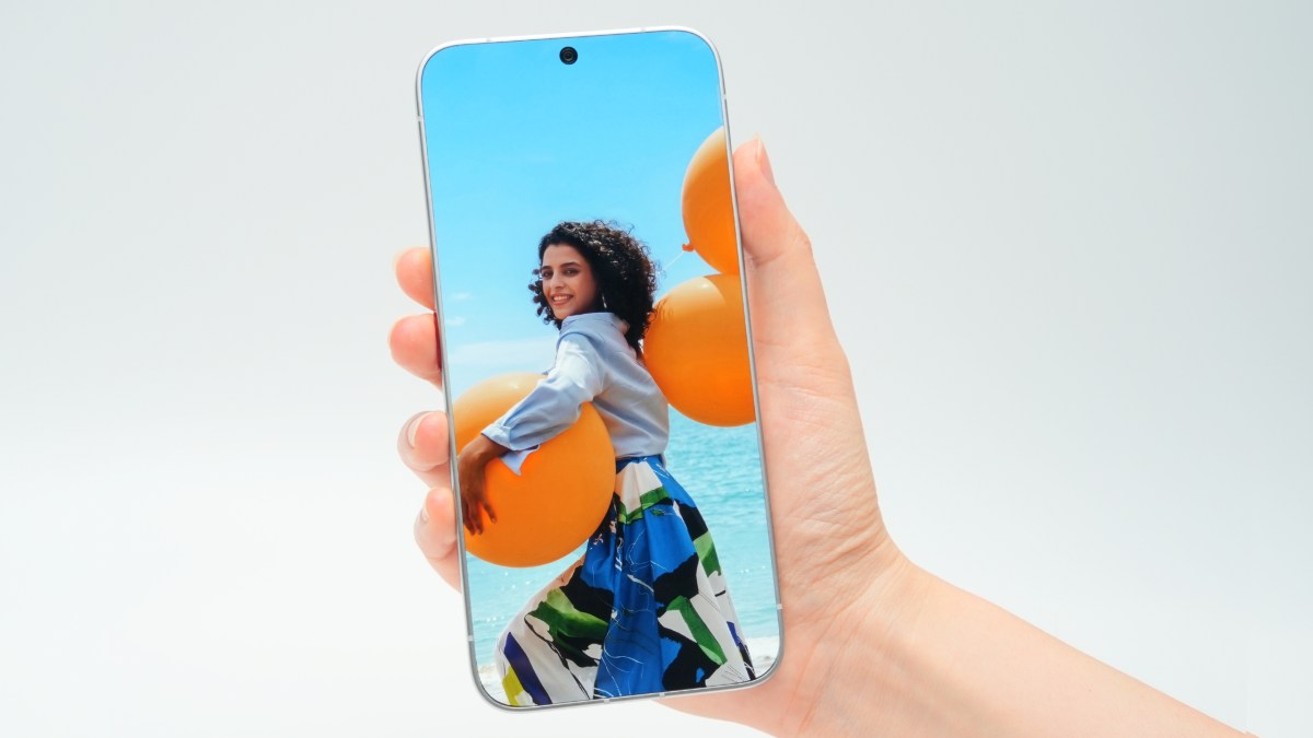 Bàn tay cầm Tecno Next-Gen Bezelless Concept Phone theo chiều dọc, thấy rõ lỗ đục punch-hole trên màn hình không viền