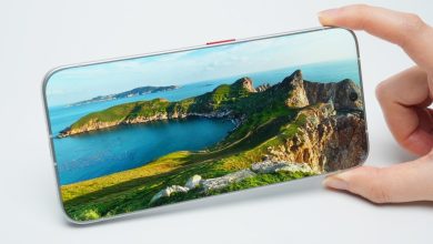 Tay cầm điện thoại Tecno Next-Gen Bezelless Concept Phone nằm ngang, màn hình tràn không viền