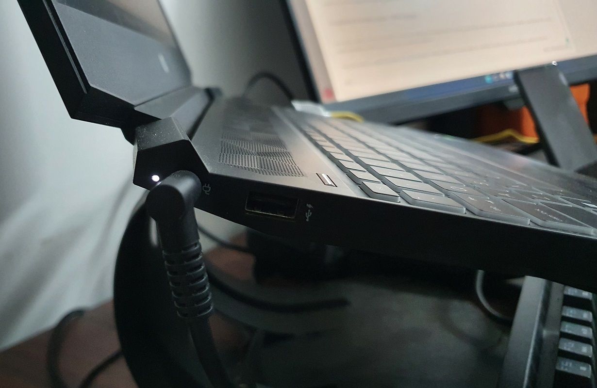 Đèn tín hiệu sạc pin trên laptop