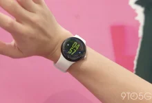 Pixel Watch 5 đang được đeo trên cổ tay