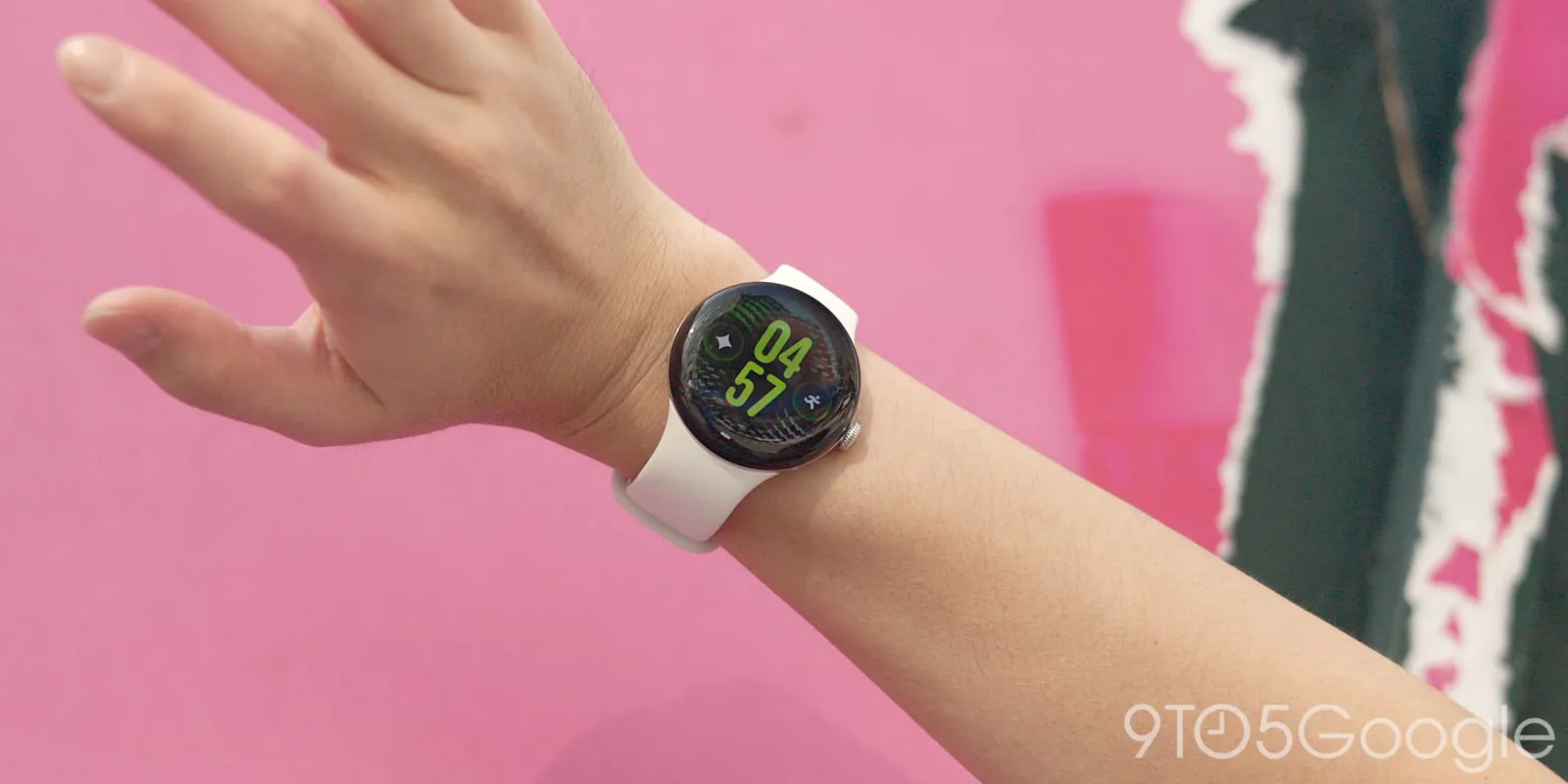 Pixel Watch 5 đang được đeo trên cổ tay