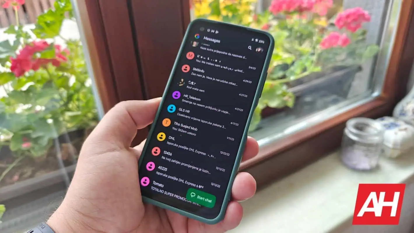 Ứng dụng Google Messages hiển thị danh sách tin nhắn trên điện thoại