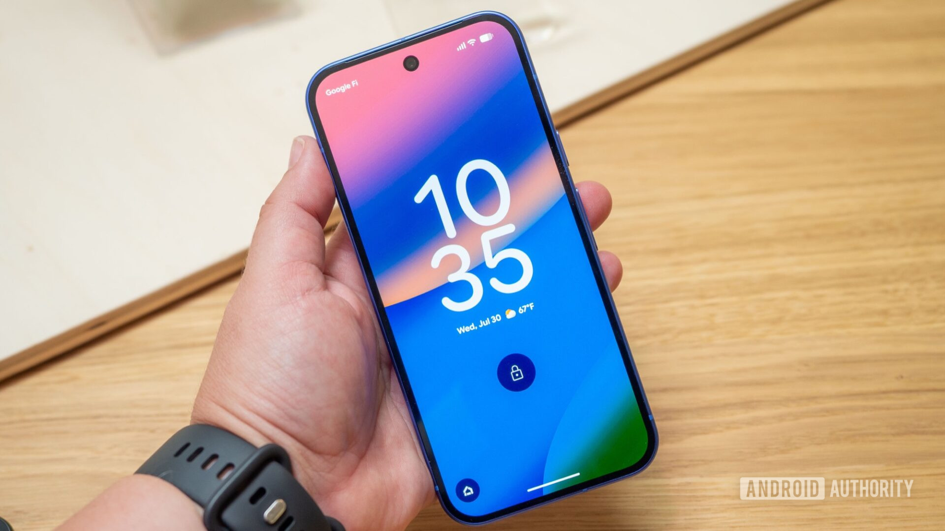 Màn hình khóa điện thoại Google Pixel trên tay người dùng