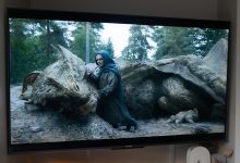 Smart TV hiển thị hình ảnh phim trong phòng khách