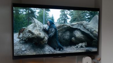 Smart TV hiển thị hình ảnh phim trong phòng khách