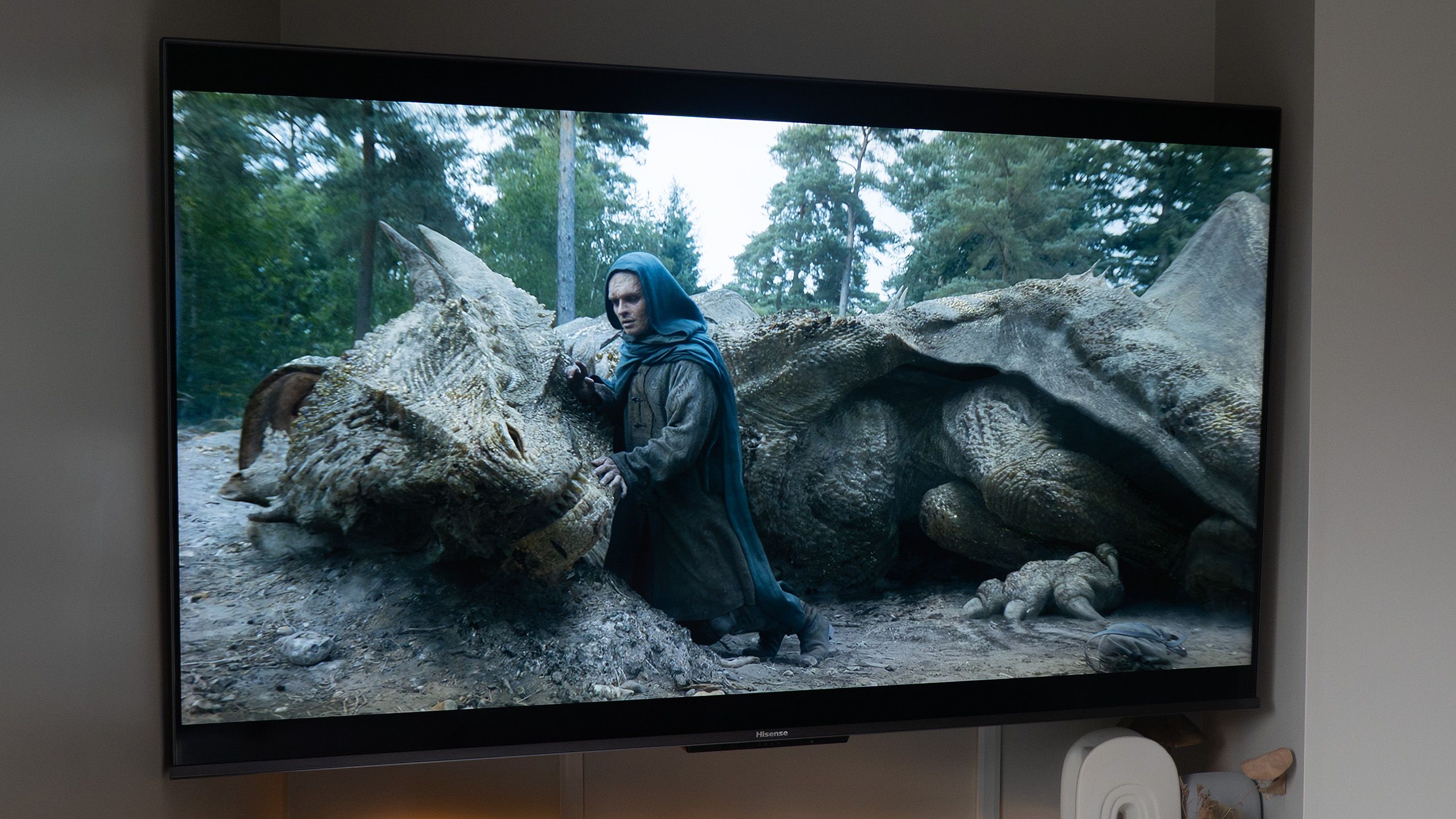 Smart TV hiển thị hình ảnh phim trong phòng khách