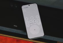 Điện thoại hiển thị giao diện điều khiển TV