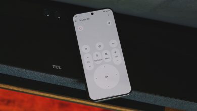 Điện thoại hiển thị giao diện điều khiển TV