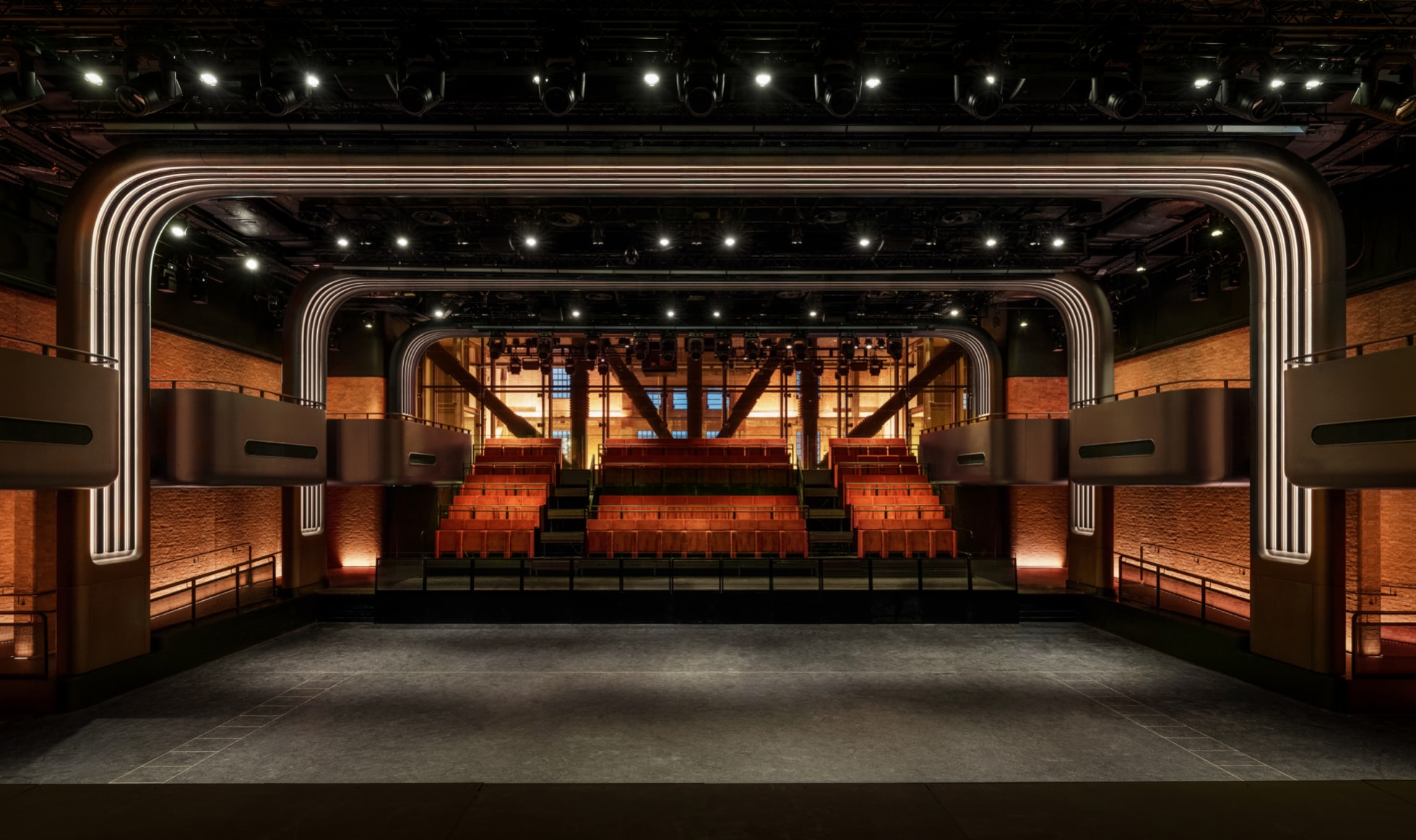 Không gian biểu diễn bên trong Apple Music Hall tại Battersea Power Station.