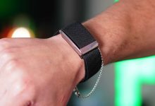 Cận cảnh vòng đeo sức khoẻ Whoop trên cổ tay người dùng
