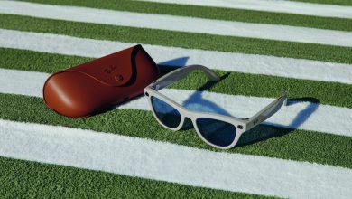 Kính Ray-Ban Meta màu trắng đặt cạnh hộp đựng màu nâu.