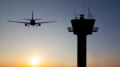 Bóng máy bay hạ cánh bên cạnh tháp kiểm soát không lưu sân bay