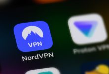 Biểu trưng NordVPN trên nền tối