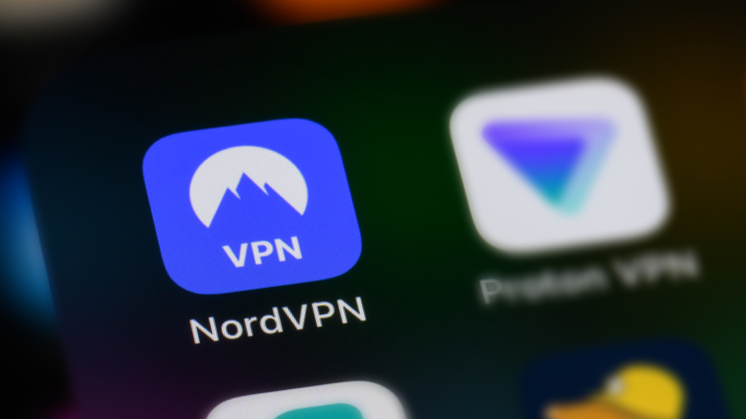 Biểu trưng NordVPN trên nền tối