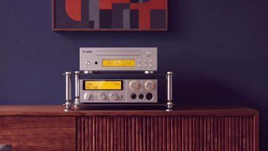 FiiO DP11 phiên bản màu bạc đặt trên kệ hi-fi