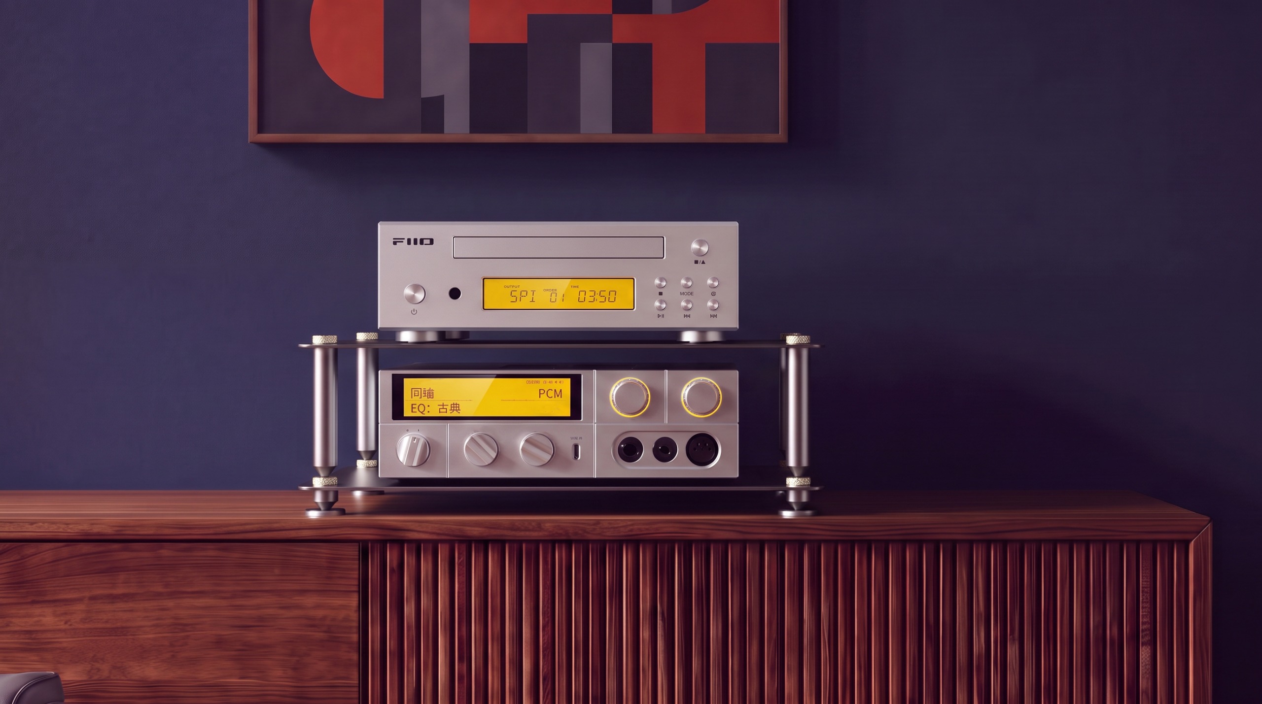 FiiO DP11 phiên bản màu bạc đặt trên kệ hi-fi