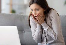 Người dùng sửng sốt trước màn hình máy tính xách tay