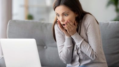 Người dùng sửng sốt trước màn hình máy tính xách tay