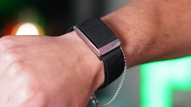 Apple Watch đặt cạnh vòng đeo tay Whoop theo dõi sức khỏe