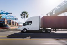 Dàn xe đầu kéo điện Tesla Semi đỗ trước cơ sở sản xuất thương mại tại Sparks, Nevada.