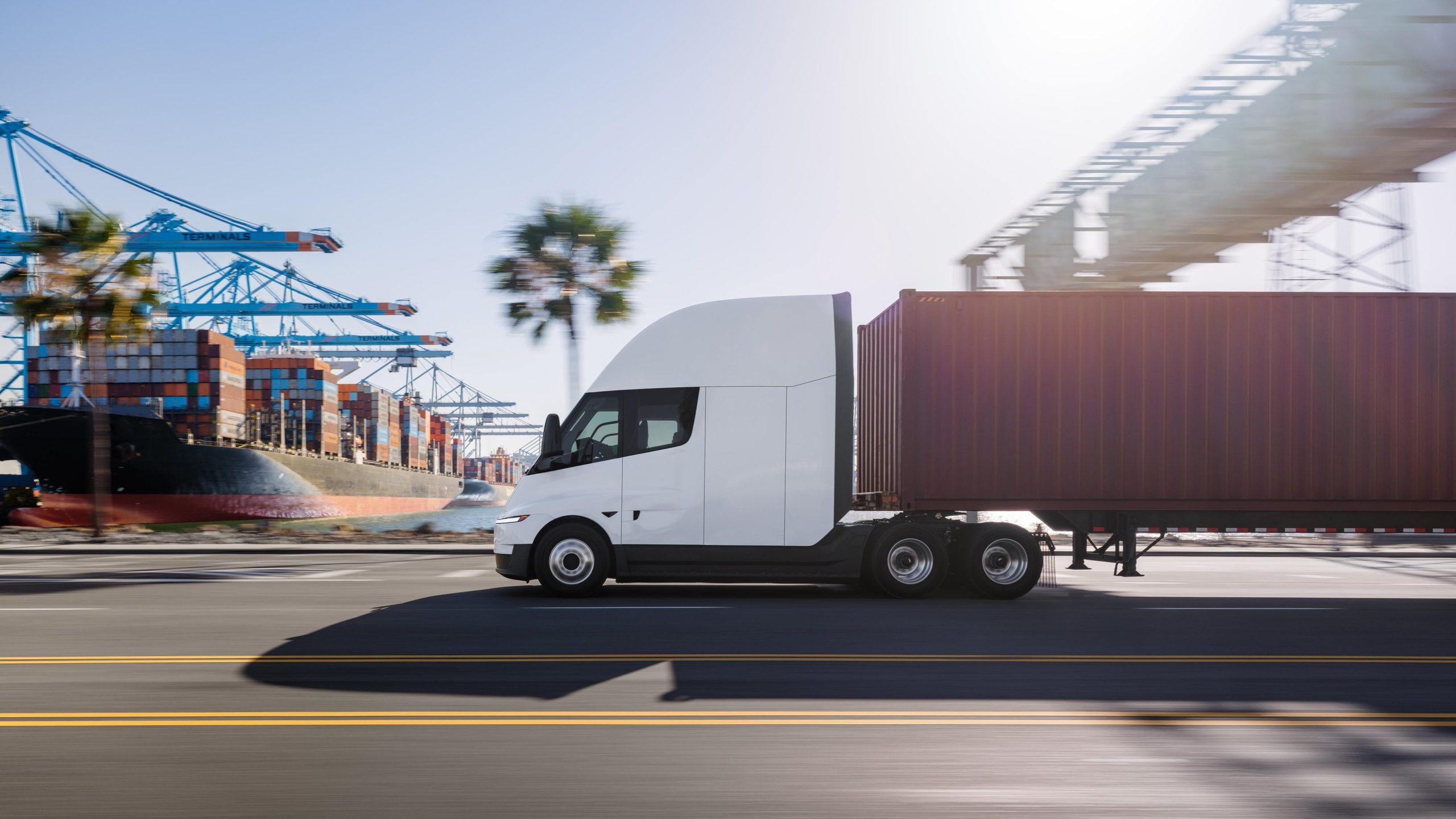 Dàn xe đầu kéo điện Tesla Semi đỗ trước cơ sở sản xuất thương mại tại Sparks, Nevada.