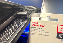 USB 3.0 flash drive và biểu tượng can nhiễu Wi-Fi