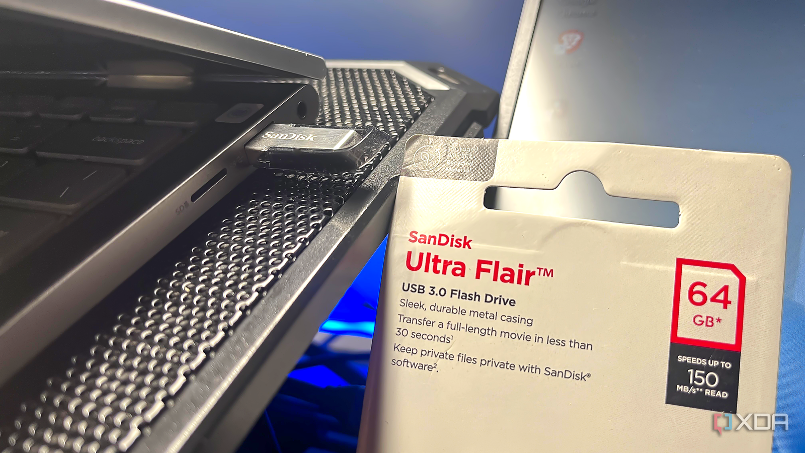 USB 3.0 flash drive và biểu tượng can nhiễu Wi-Fi