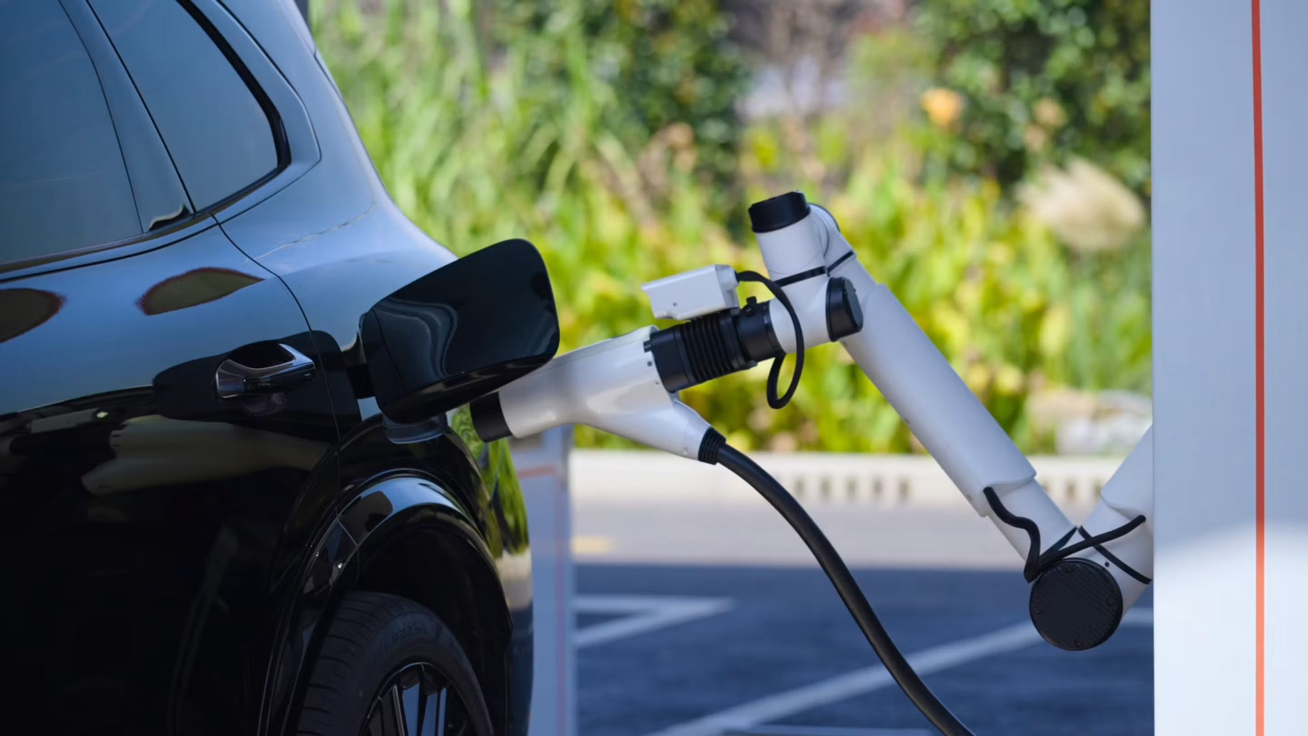 Cánh tay robot tại trạm sạc xe điện Geely