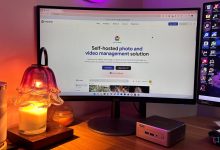 Màn hình giới thiệu phần mềm Immich cùng chiếc mini PC trên bàn